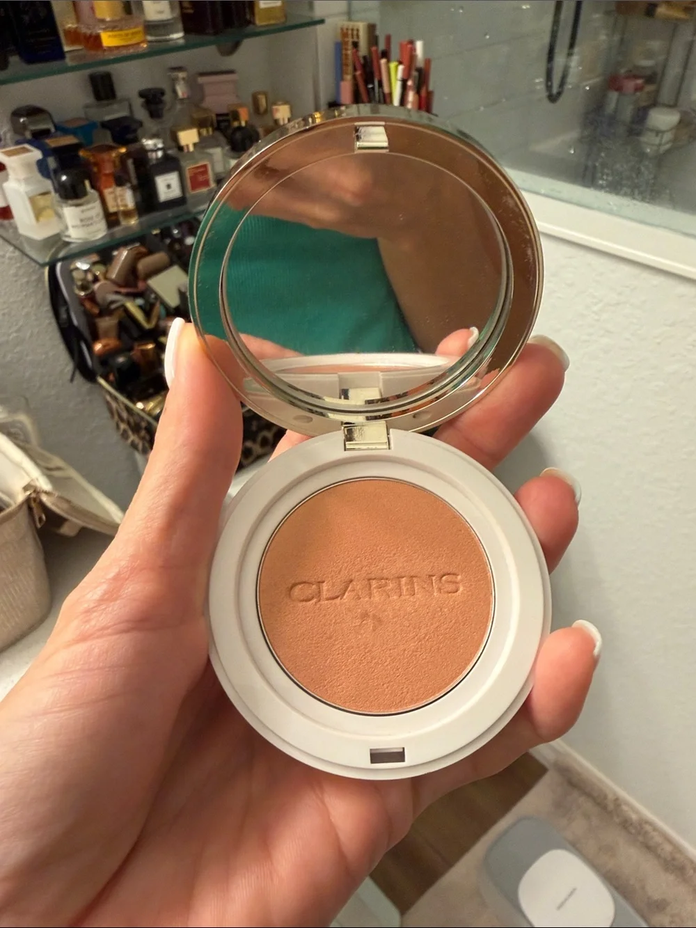 Clarins round compact